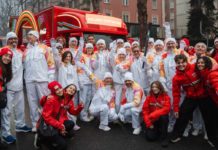 Cial tedoforo a Milano per la Fiamma Olimpica di Milano Cortina 2026 Cial tedoforo Milano Cortina