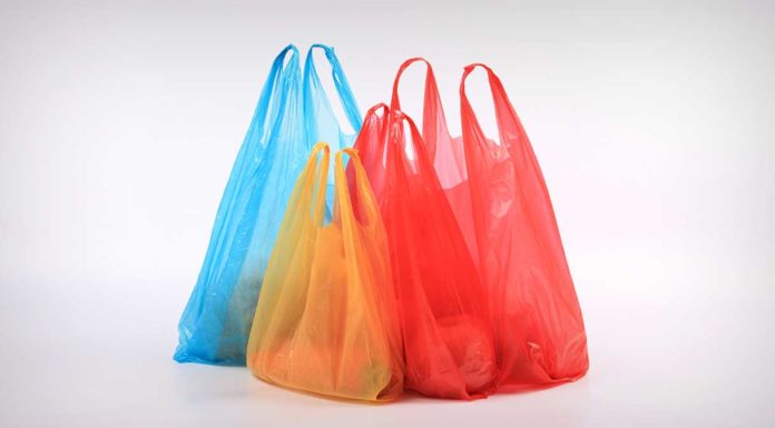 Shopper illegali, calano i sacchetti non conformi Napoli sequestro 2 quintali shopper illegali Shopper illegali, nel 2025 cala al 23% la quota dei sacchetti non conformi