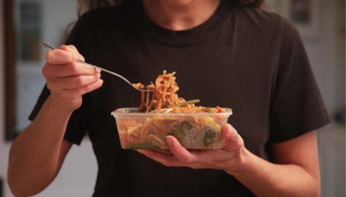 Riscaldare cibo in confezioni di plastica può rilasciare sostanze tossiche Riscaldare cibo in confezioni di plastica può rilasciare sostanze tossiche