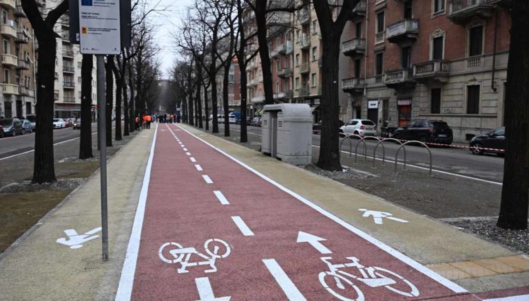 Torino corso Racconigi viale alberato pista ciclabile