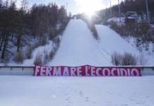 ‘Fermare l’ecocidio’: a Pragelato striscione Extinction Rebellion contro le Olimpiadi fermare ecocidio pragelato striscione extinction rebellion