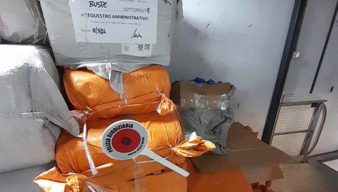 Sequestrata una tonnellata di buste in plastica illegali a Napoli
