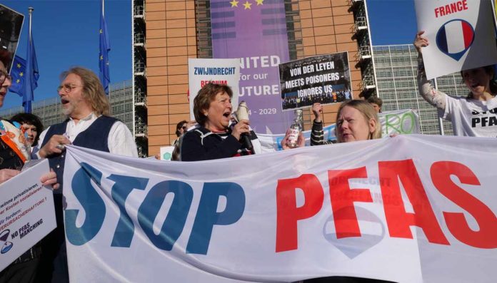 Ursula von der Leyen si rifiuta di incontrare le comunità colpite dai Pfas Ursula von der Leyen si rifiuta di incontrare le comunità colpite dai Pfas