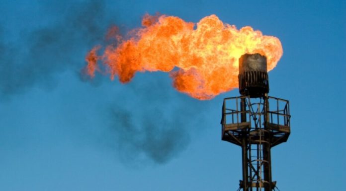 L’Italia continua a sostenere molto più il fossile delle rinnovabili