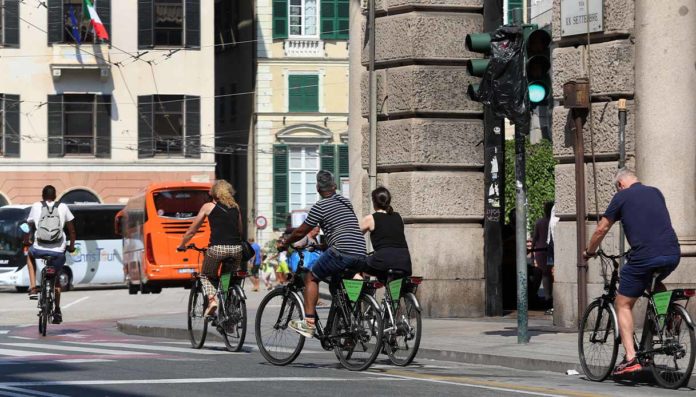 Italia auto città 4 volte oltre livelli sostenibili