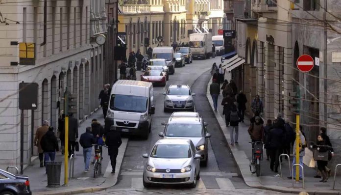 Milano Ztl Quadrilatero rinviato 2028 divieto moto ciclomotori