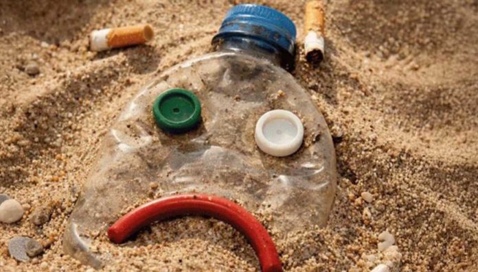 Rifiuti in spiaggia: plastica sempre prima, poi mozziconi di sigaretta