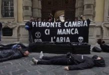 Torino, una bara sotto il Consiglio Regionale del Piemonte per i morti da smog Torino, una bara sotto il Consiglio Regionale del Piemonte per i morti da smog