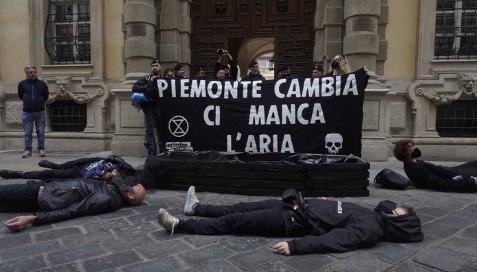 Torino, una bara sotto il Consiglio Regionale del Piemonte per i morti da smog