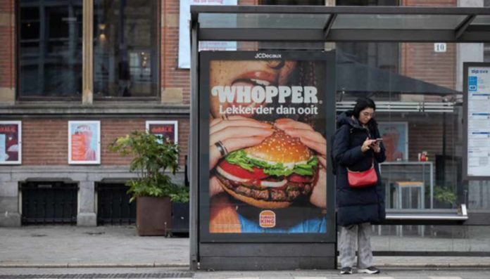 Amsterdam prima capitale mondiale che vieta pubblicità per carne e prodotti a base fossile