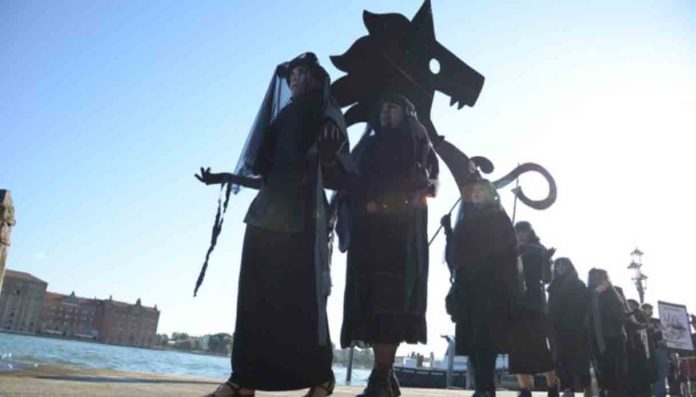 Extinction Rebellion, performance a Venezia contro la dipendenza da gas e petrolio Extinction Rebellion, performance a Venezia contro la dipendenza da gas e petrolio