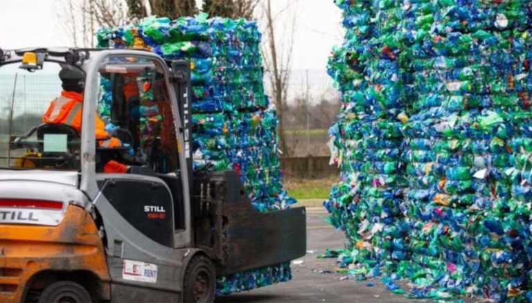 PLAST 2026 Milano Stati Crisi plastica, allarme Utilitalia: a rischio la raccolta nei ComuniGenerali Plastica Plastica filiera miliardi di euro riciclo