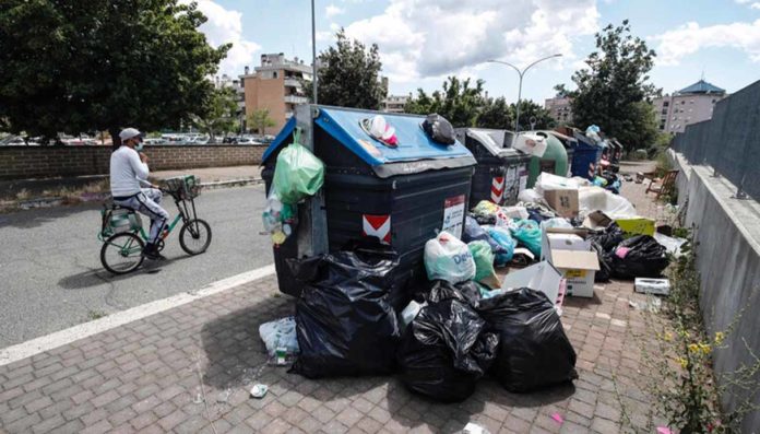 Rifiuti in strada a Roma, Gualtieri firma tre ordinanze d'emergenza