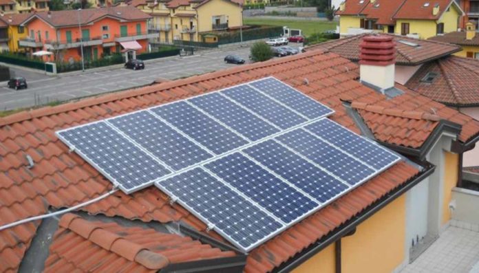 Solare e stoccaggio potrebbero dimezzare costi di gestione del sistema energetico Ue