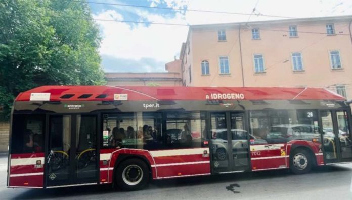 Trasporto pubblico Bologna, in servizio i primi bus a idrogeno Trasporto pubblico Bologna, in servizio i primi bus a idrogeno