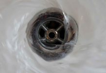 Consumi idrici, ricerca Gruppo CAP: l’80% sottostima l’acqua usata per una doccia Consumi idrici Gruppo CAP acqua doccia