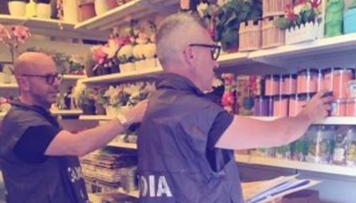 Puglia, sequestrate 40mila confezioni di posate in plastica Puglia, sequestrate 40mila confezioni di posate in plastica