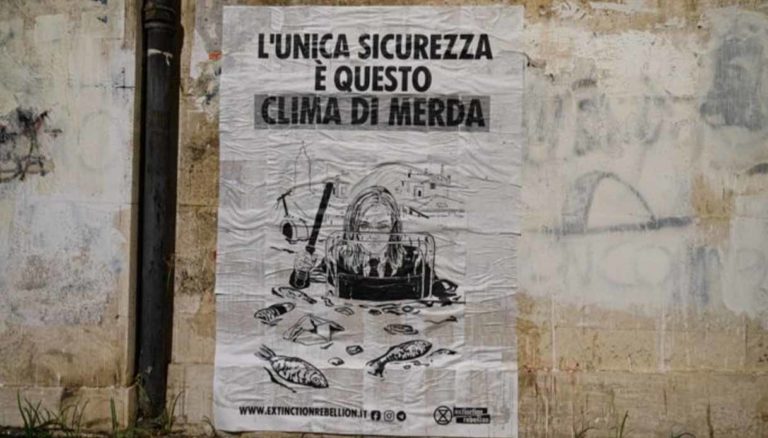 Roma, manifesti Extinction Rebellion: “L’unica sicurezza è questo clima di merda”
