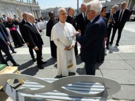 Steelosa arriva in Vaticano: la panchina in acciaio riciclato di Ricrea incontra Papa Leone XIV