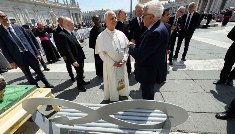 Steelosa arriva in Vaticano: la panchina in acciaio riciclato di Ricrea incontra Papa Leone XIV