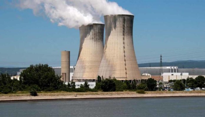 Caldo estremo, la Francia costretta a spegnere tre reattori nucleari Caldo estremo, la Francia costretta a spegnere tre reattori nucleari