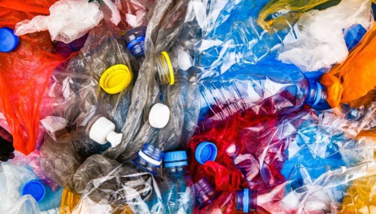 Crisi plastica, a Napoli possibili disagi nella raccolta in città Riciclo plastica Unirima filiera emergenza