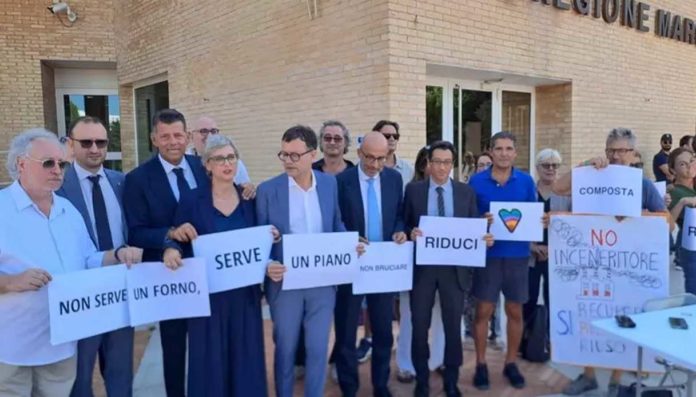 Marche, sit-in contro l'inceneritore durante il dibattito sul Piano rifiuti