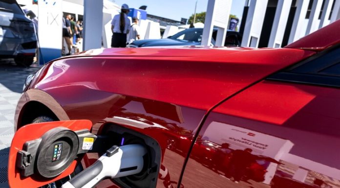Mercato auto elettriche italiano oltre il 10%, ma il divario dai Paesi Ue resta ampio