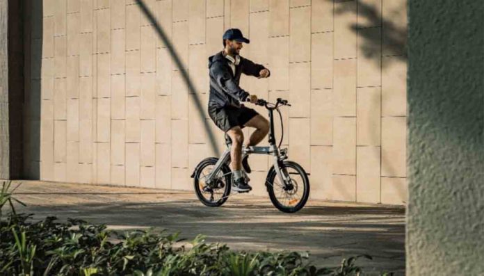 Bici elettrica pieghevole città sostenibile