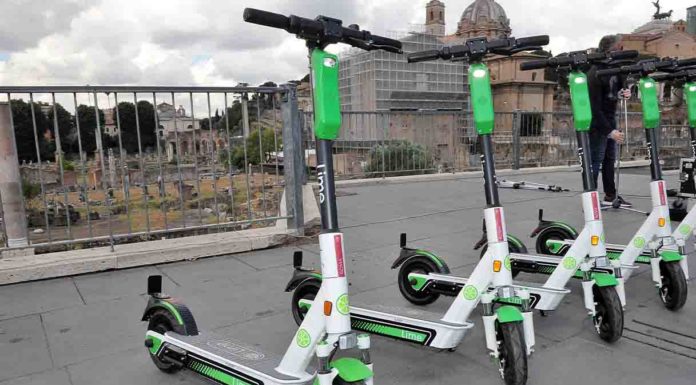 Roma, nuove regole per i monopattini in sharing: più controlli e limiti nel centro storico Roma nuove regole monopattini sharing