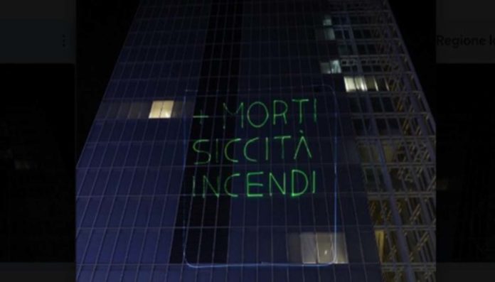 ‘Caldo e siccità: colpevoli son qui’: scritta Extinction Rebellion alla Regione Piemonte
