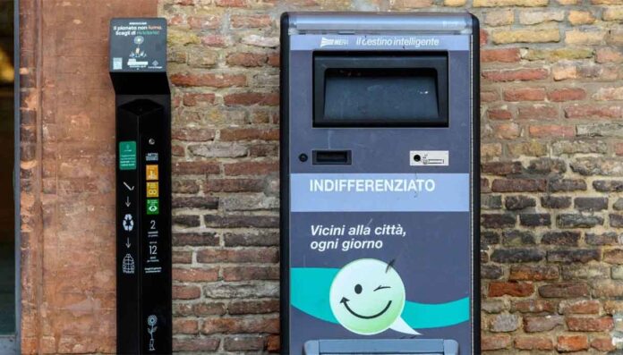 Bologna, nuovi contenitori per raccogliere i mozziconi di sigaretta