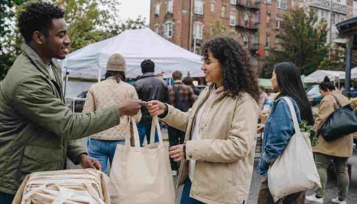Shopper riutilizzabili per eventi- come evitare che diventino un altro oggetto superfluo Shopper riutilizzabili per eventi: come evitare che diventino un altro oggetto superfluo