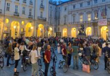 Torino, centinaia al presidio per la sicurezza stradale al Comune presidio sicurezza stradale Torino