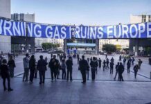 Caro energia, 300 euro in più a famiglia: Greenpeace a Bruxelles contro il gas fossile Caro energia, 300 euro in più a famiglia: Greenpeace a Bruxelles contro il gas fossile
