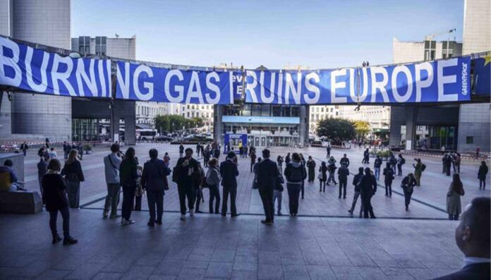 Caro energia, 300 euro in più a famiglia- Greenpeace a Bruxelles contro il gas fossile Caro energia, 300 euro in più a famiglia: Greenpeace a Bruxelles contro il gas fossile