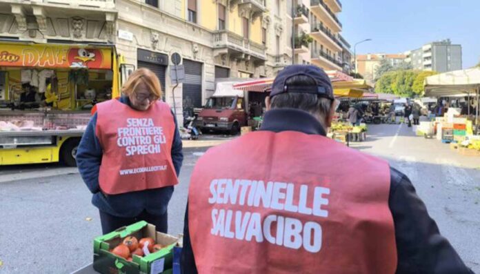 Milano. In via Gaeta il nuovo banchetto delle Sentinelle Salvacibo contro povertà e spreco alimentare Milano. In via Gaeta il nuovo banchetto delle Sentinelle Salvacibo contro povertà e spreco alimentare