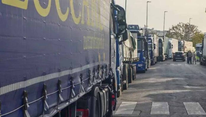 Protesta Tir, allarme da Napoli e Bari- raccolta rifiuti a rischio Protesta Tir, allarme da Napoli e Bari: raccolta rifiuti a rischio