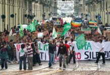 Sciopero clima Torino: in migliaia contro una politica “orgogliosamente negazionista” Sciopero clima Torino: in migliaia contro una politica "orgogliosamente negazionista"