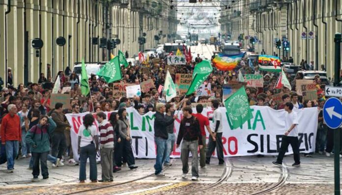 Sciopero clima Torino- in migliaia contro una politica “orgogliosamente negazionista” Sciopero clima Torino: in migliaia contro una politica "orgogliosamente negazionista"