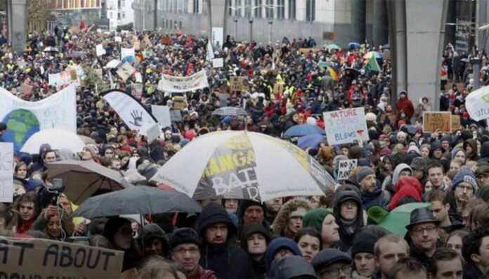 Sessantamila persone a Bruxelles alla Marcia per il Clima Sessantamila persone a Bruxelles alla Marcia per il Clima