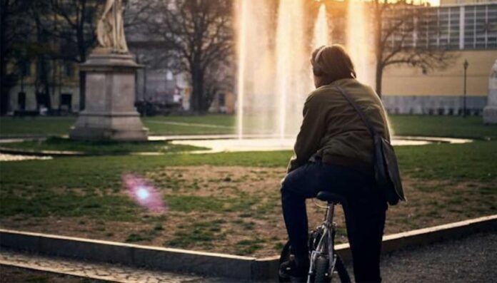 Una sola auto in famiglia: come organizzare gli spostamenti tra bici e mezzi pubblici