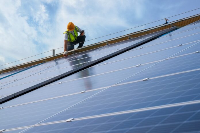 comunità-energetiche Lombardia, comunità energetiche nelle case Aler: progetti pilota a Stezzano e Caronno